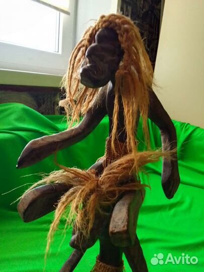 Сувенирная деревянная статуэтка