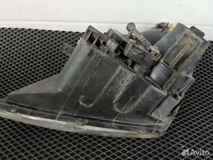 Фара правая Kia Carnival