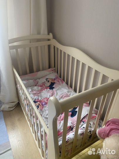 Детская кроватка с маятником