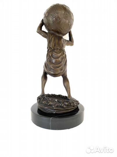 Статуэтка Атлант держит Землю