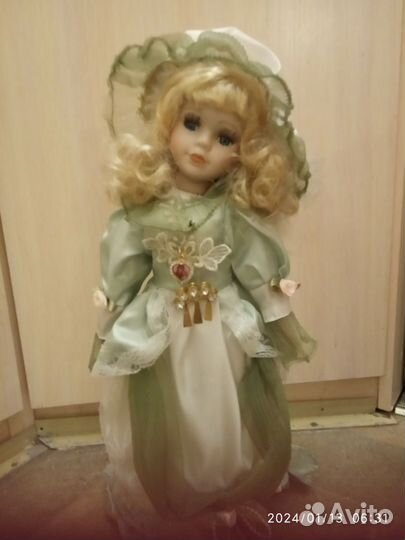Кукла фарфоровая 40см
