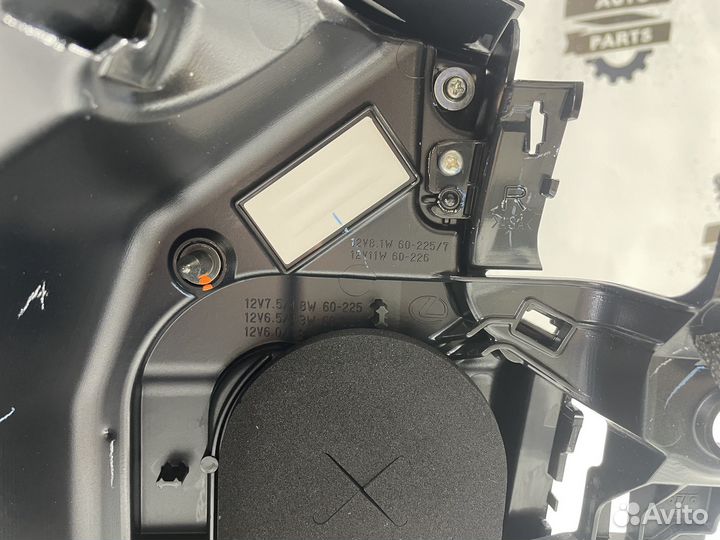 Фонарь задний правый Lexus LX570