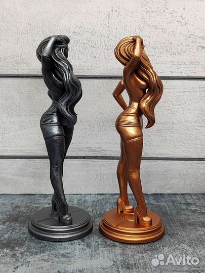 Статуэтка девушки цвет бронза и серебро