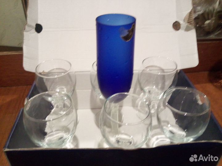 Стеклянные стаканчики и фужер