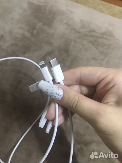 Зарядный шнур на iPhone