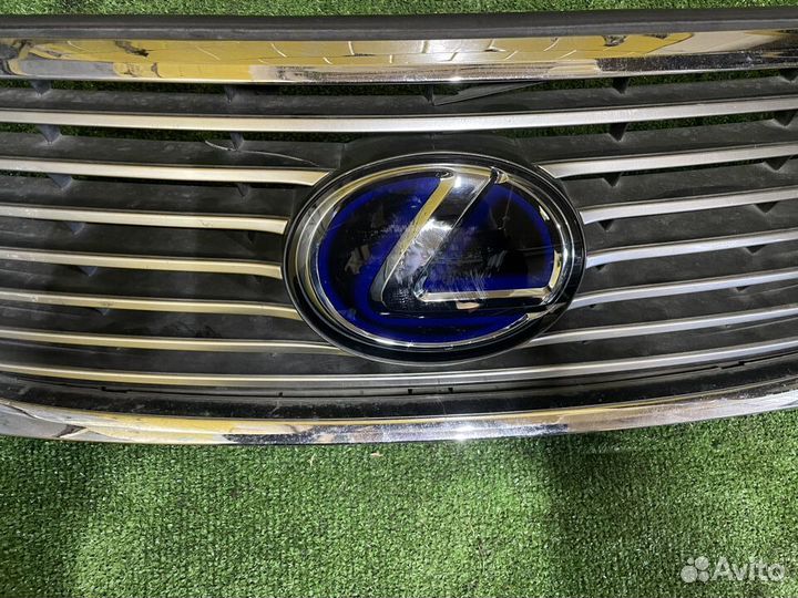 Решетка радиатора Lexus LS600h дефект