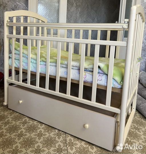 Детская кроватка с маятником
