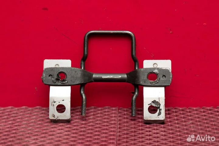 Кронштейн сидения правый Toyota Land Cruiser 200