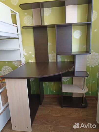 Угловой письменный стол с полками