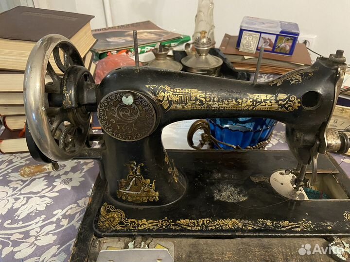 Швейная антикварная рабочая машинка зингер