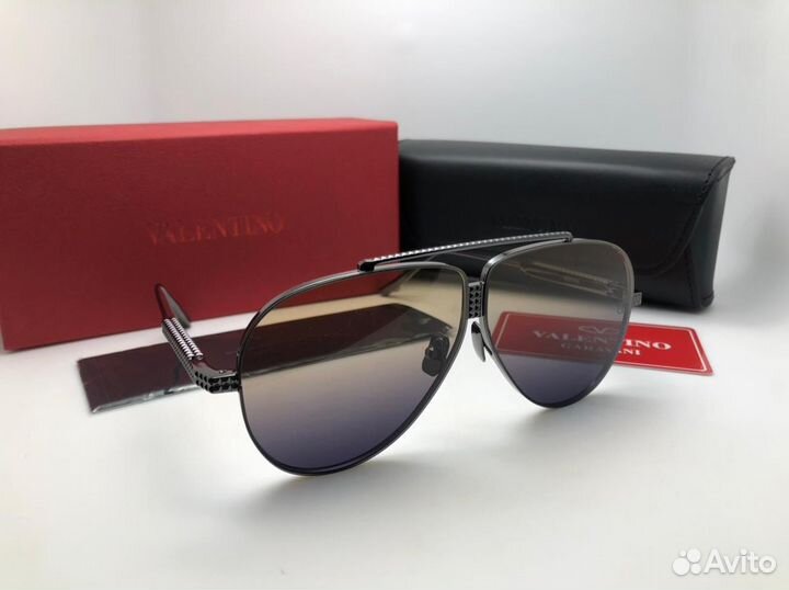 Солнцезащитные очки Valentino