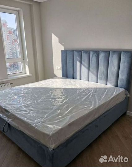 Кровать с молдингом