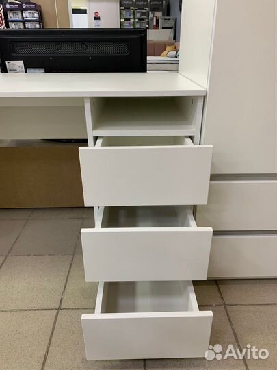 Стол письменный белый