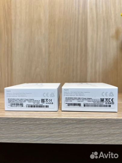 Оригинальный блок питания и кабель на iPhone