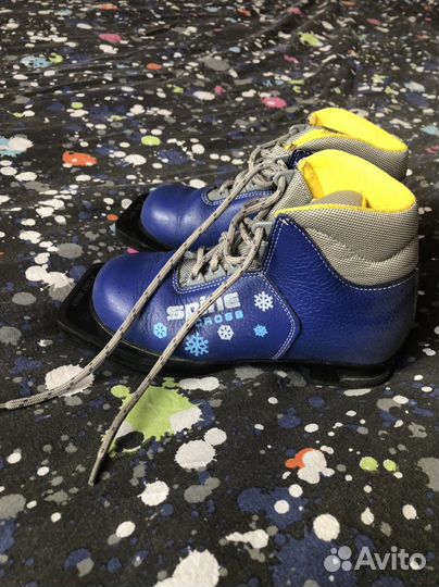 Лыжные ботинки лыжи и палки