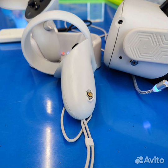 Зарядная станция под контроллеры Oculus Quest 2