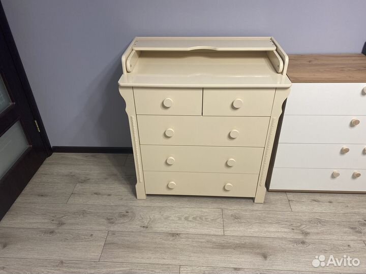 Детская кроватка с маятником и ящиком и комод