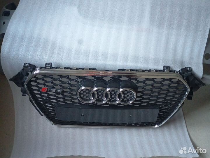 Решетка бампера на Ауди А4 RS