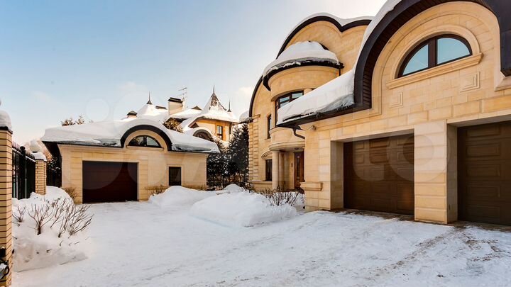 Коттедж 660 м² на участке 15 сот.