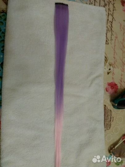 Прядь волос на заколке