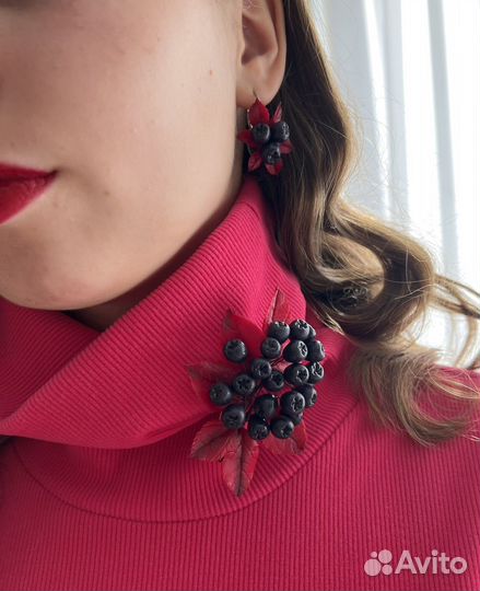 Брошь с ягодами черноплодной рябины ручная работа