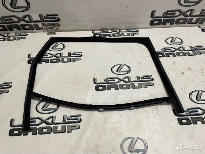 Уплотнительная резинка двери прав. зад. Land Rover