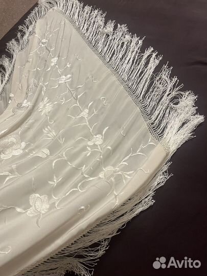 Платки шелковые вышитые ручной работы с бахромой