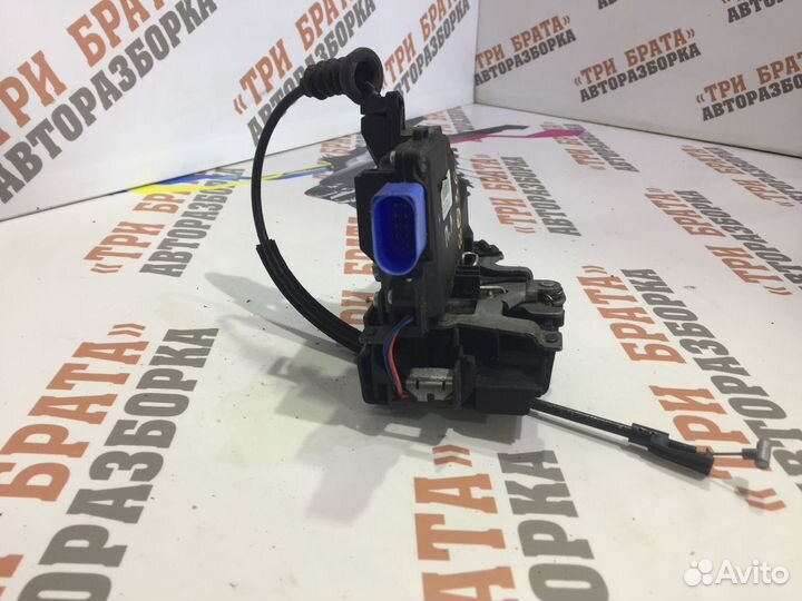 Шкода Октавия Замок передней двери Лев