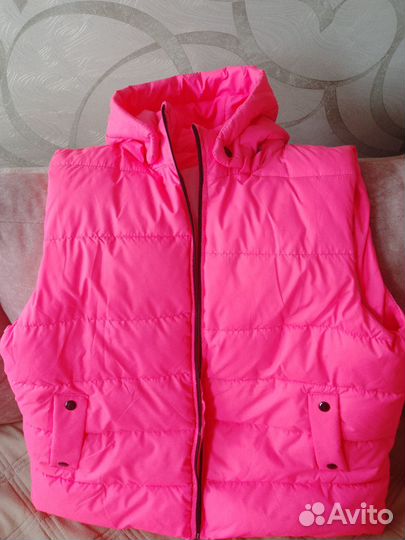 Жилетка женская утепленная с капюшоном