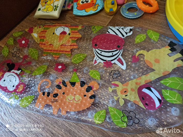 Игрушки и коврик для купания