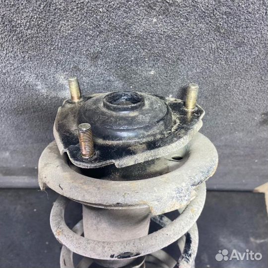 Амортизатор передний правый Toyota Carina 6 (T190)