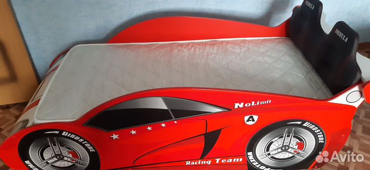 Детская кровать-машина б/у с матрасом