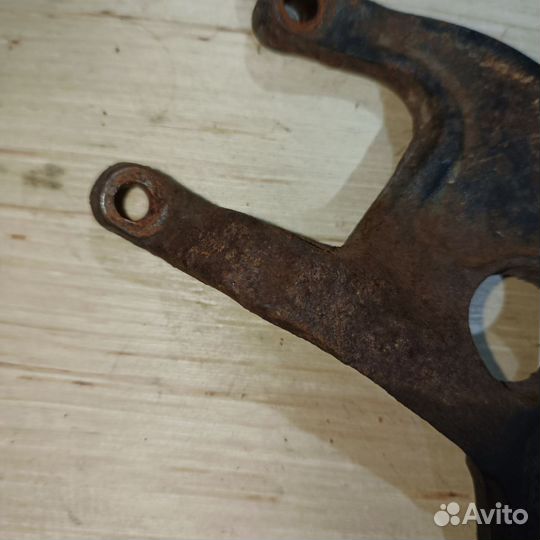 Кронштейн заслонки Hyundai Santamo