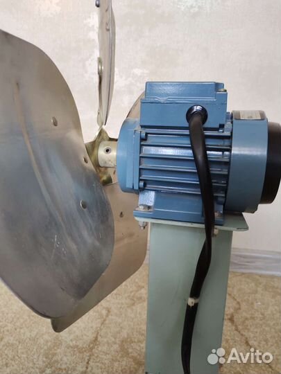 Электромотор с лопостями