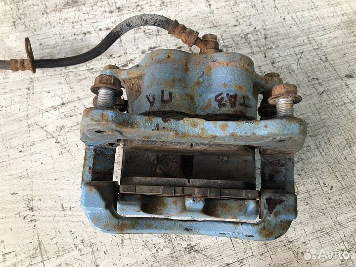 Суппорт передний левый Toyota Avensis I T220