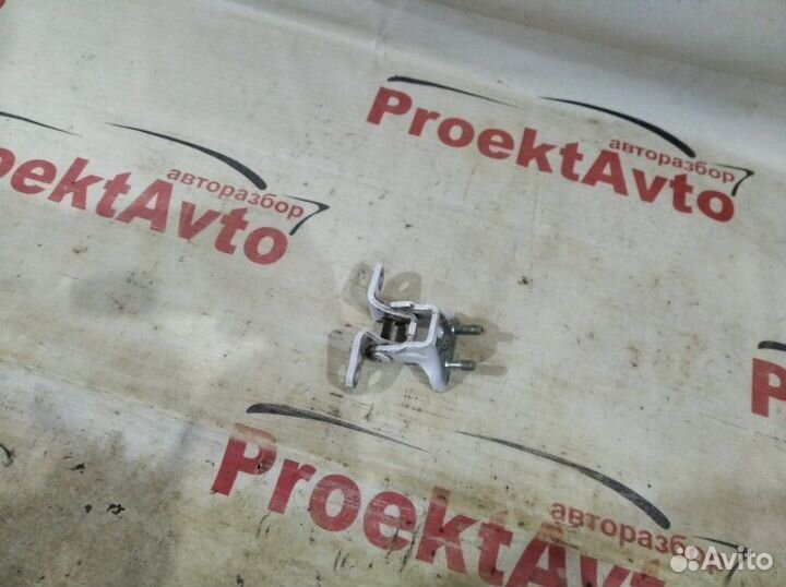 Петля двери задняя левая Mitsubishi Outlander 3