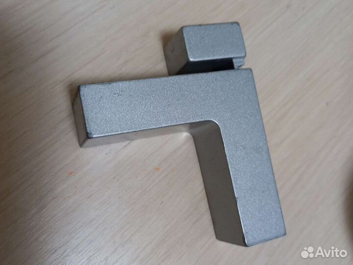 Уголок для крепления полочки