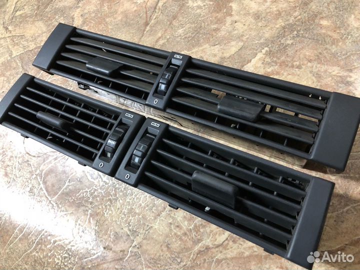 Дефлекторы воздуха торпедо W124 оригинал