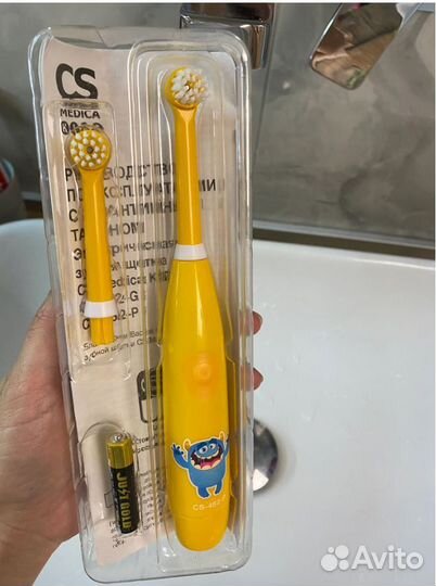 Электрическая зубная щетка бренда CS Medica Kids