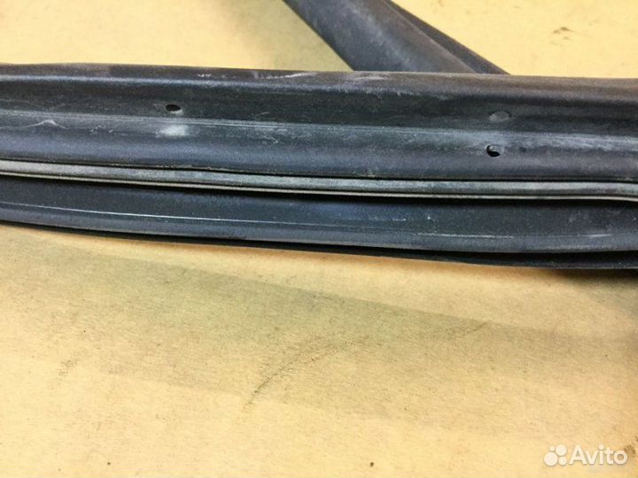 Уплотнитель двери Nissan Pathfinder R51M 2004-2013