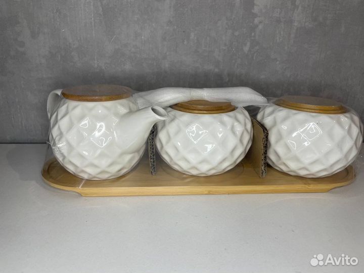 Заварочный чайник и сахарница