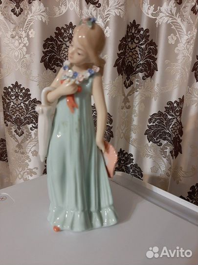 Фарфор и сувениры