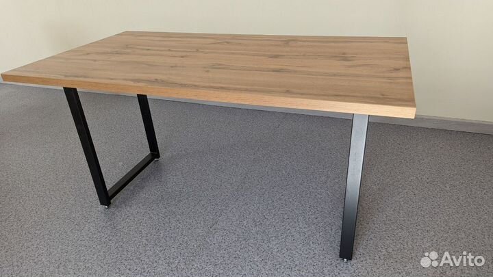 Офисная мебель (стулья, столы, шкаф, комод)