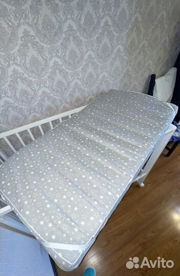 Детская кровать с матрасом и наматрасником