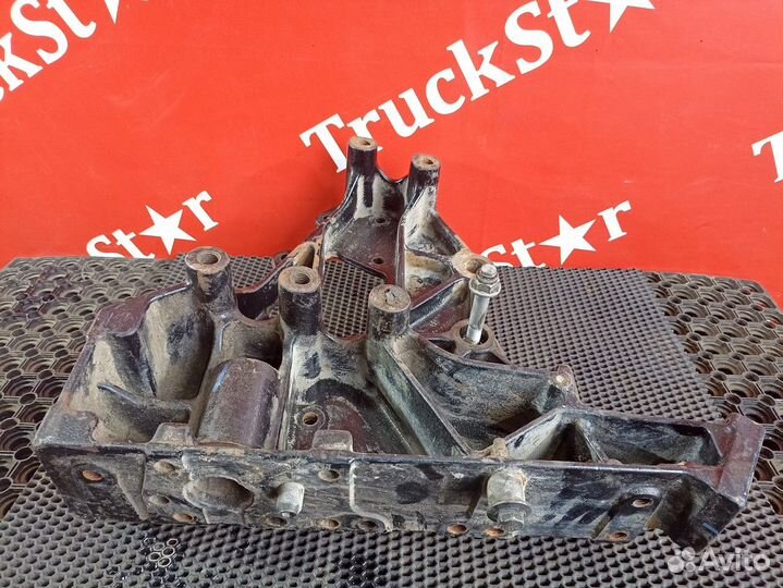 Кронштейн буксировочный правый Renault T, Volvo FH