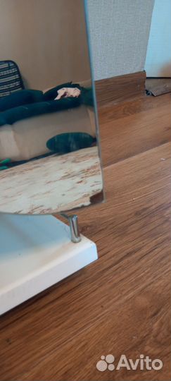 Зеркальный подвесной шкафчик в ванную