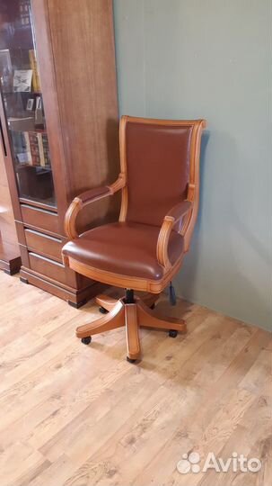 Кресло офисное Тайвань, кожа, дерево