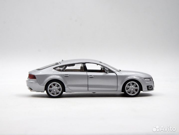 Машинка Audi A7 Sportback 1:24