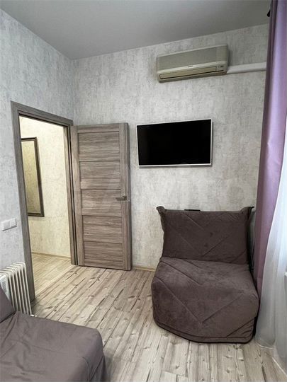 Доля в 4-к. квартире, 98,7 м², 1/5 эт.