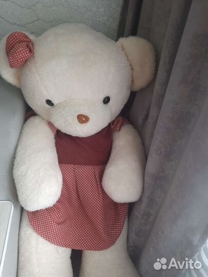 Большой плюшевый медведь
